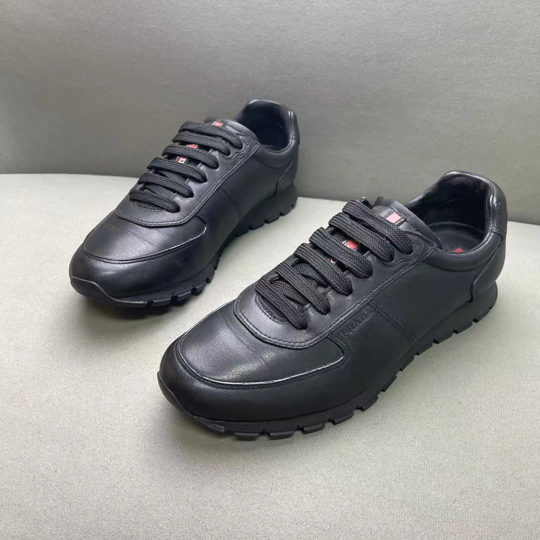 95新 Prada/普拉达 黑色皮面鞋舌红标logo时尚百搭运动鞋 40码