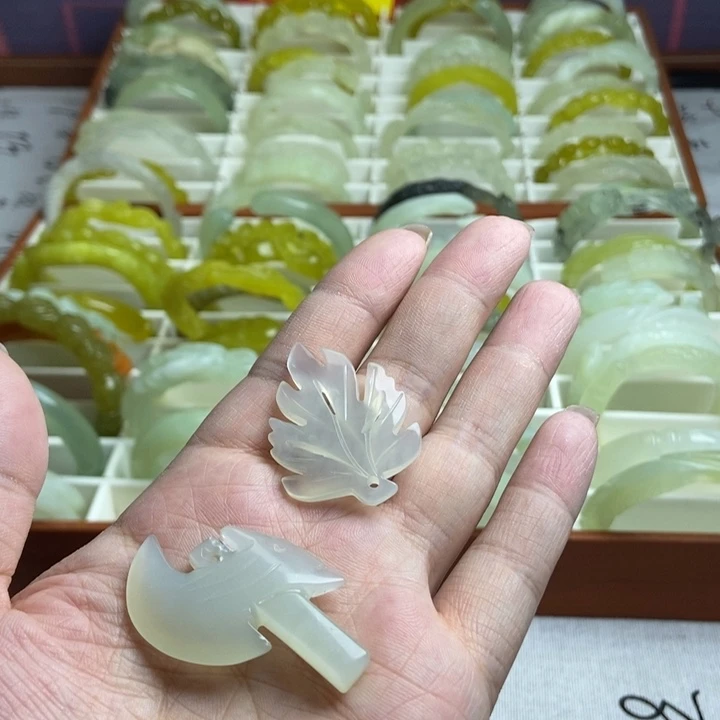 蛇纹石玉未镶嵌颈饰