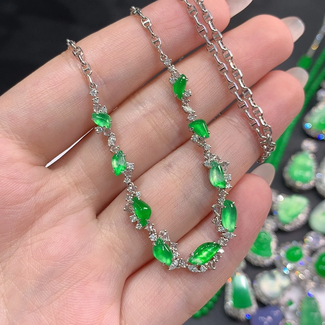 翡翠18K金镶嵌颈饰玻璃种飘艳阳绿随形套链 48小时鉴赏期