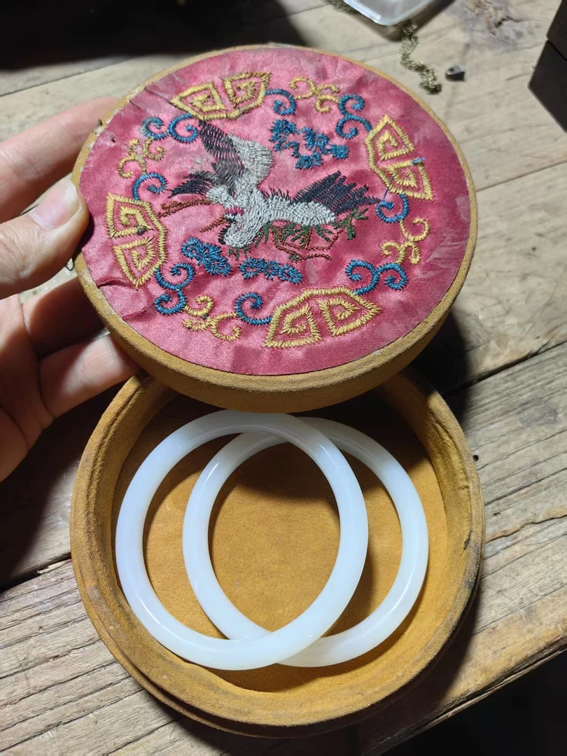 2个粗白色捉子摆件链接