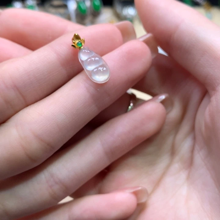 翡翠18K金镶嵌颈饰豆子