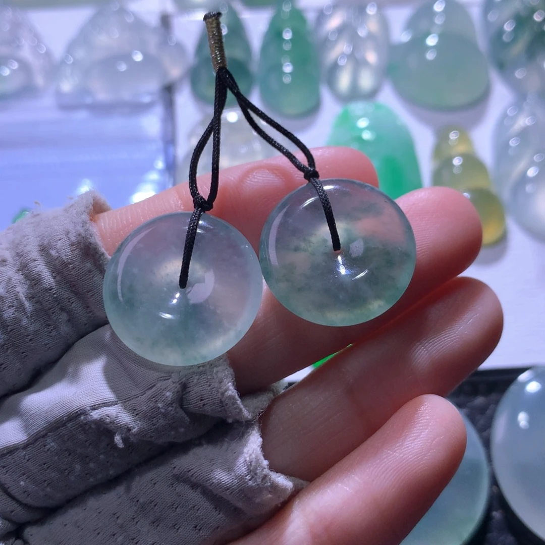 翡翠未镶嵌颈饰一对