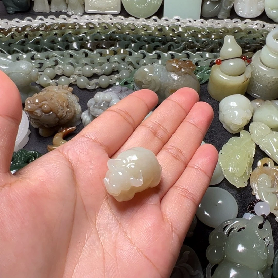 道***下和田玉未镶嵌颈饰