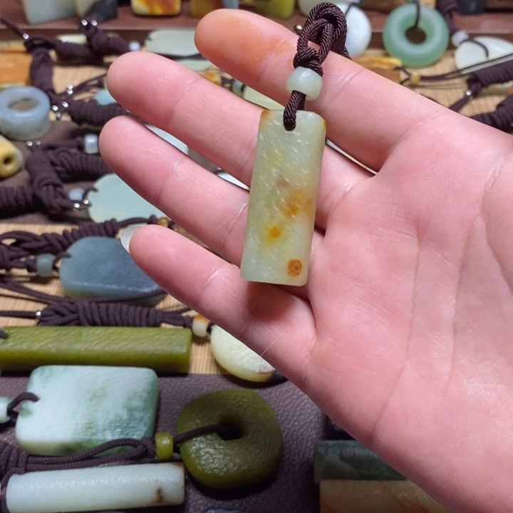 蛇纹石玉挂件未镶嵌