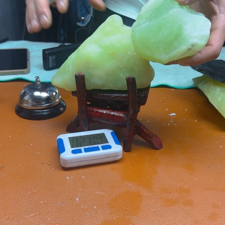 蛇纹石玉原石未镶嵌8