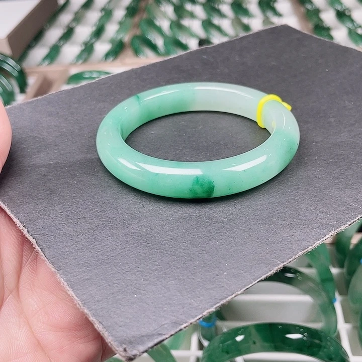 未镶嵌手镯石英质玉