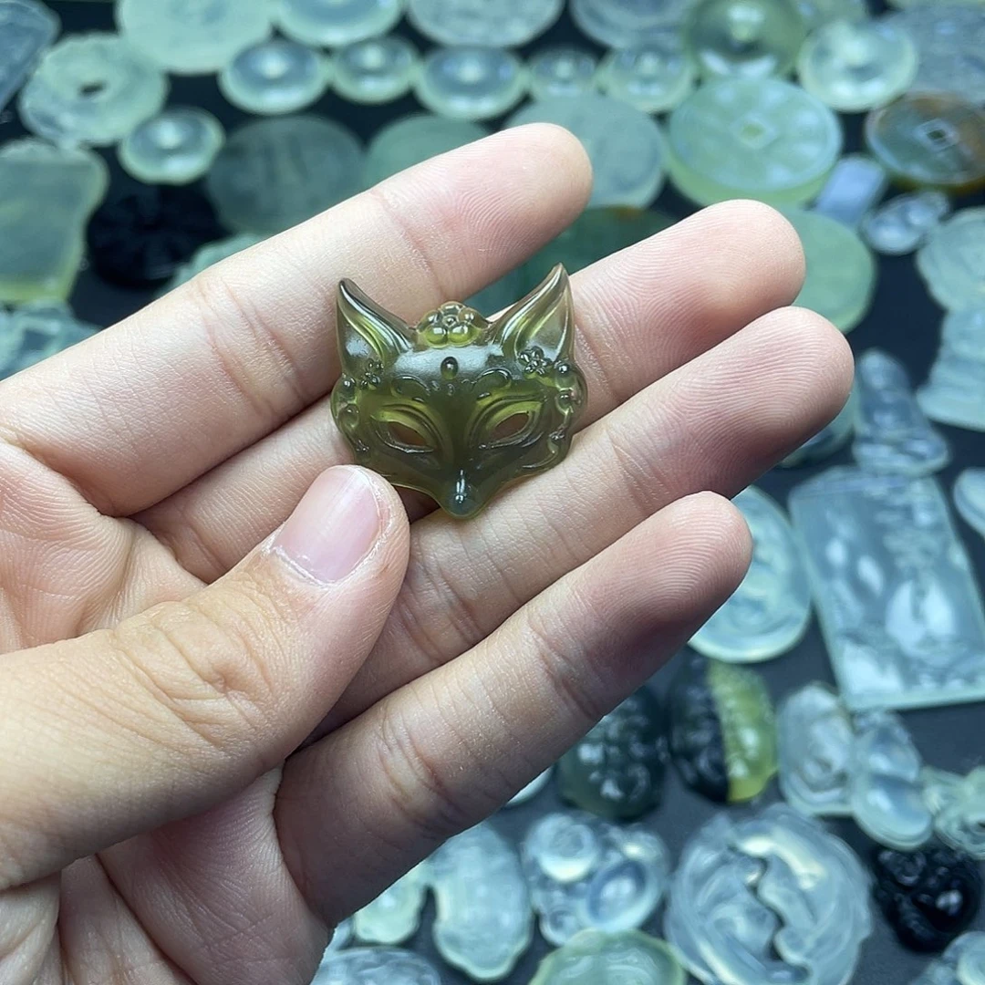 岫玉未镶嵌颈饰狐狸面具