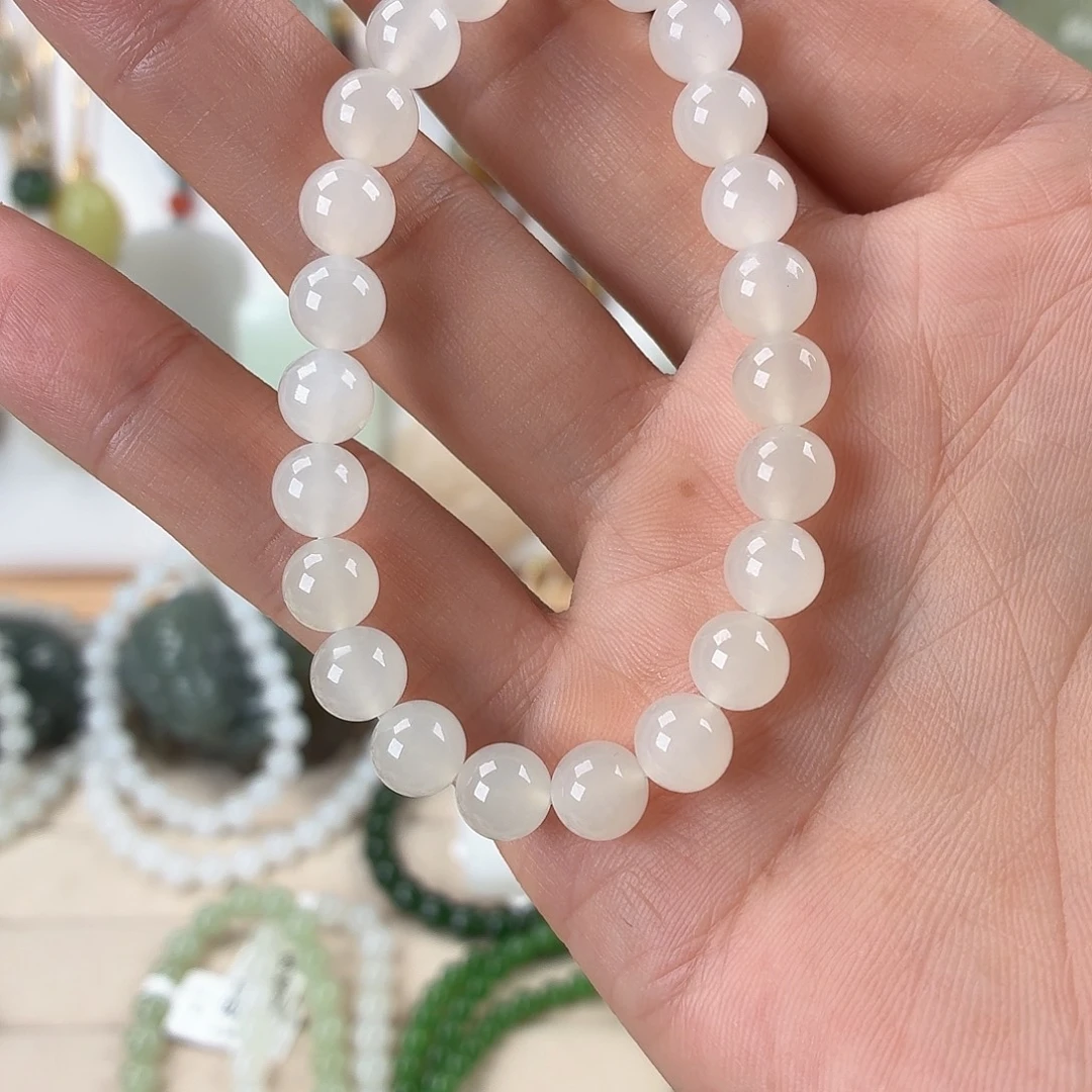 赵***。颈饰未镶嵌和田玉卡8单圈手串