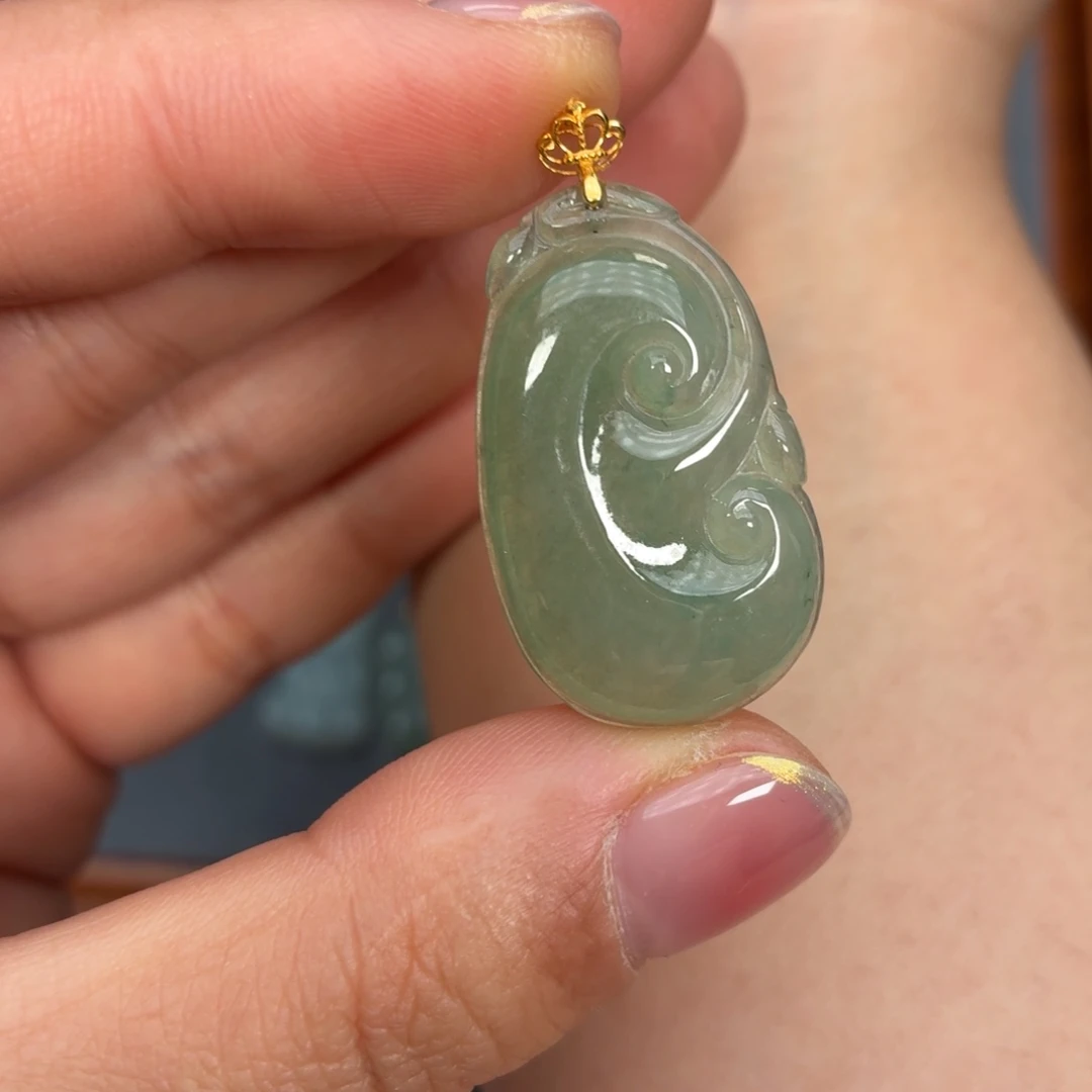 翡翠18K金镶嵌颈饰如意