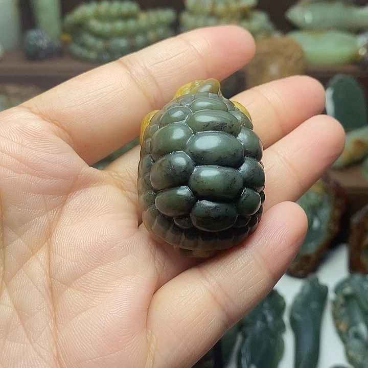 潘***熊颈饰未镶嵌岫岩河磨玉（透闪石质玉）