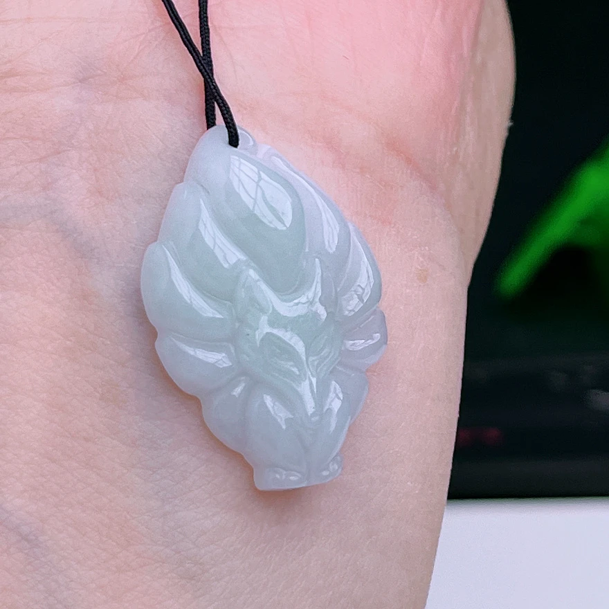 缅甸时尚玉器正品天然A货翡翠飘花飘绿九尾狐吊坠1e4