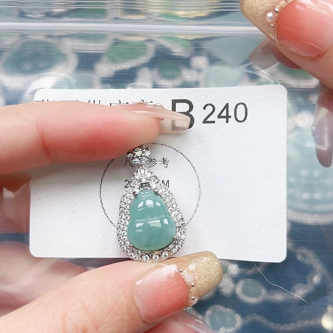 翡翠颈饰未镶嵌翡翠240