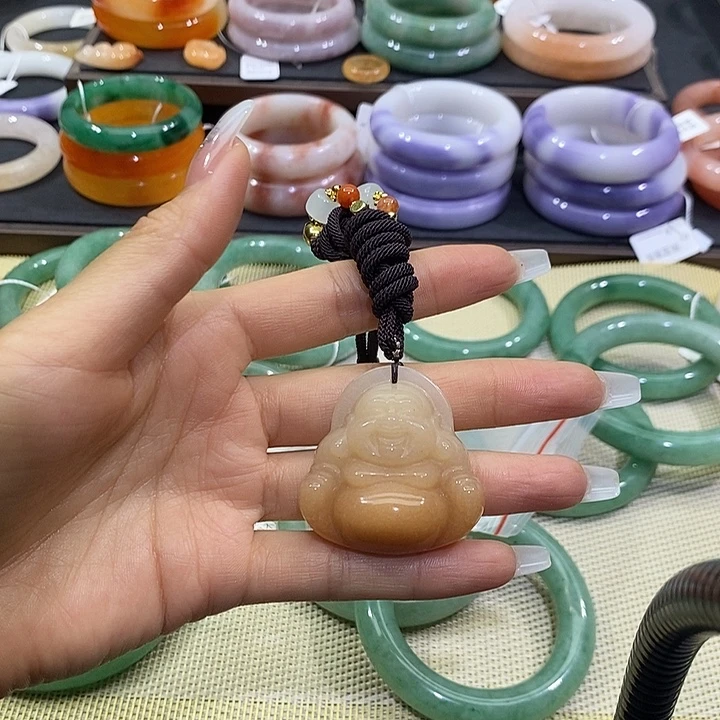 石英岩玉未镶嵌颈饰