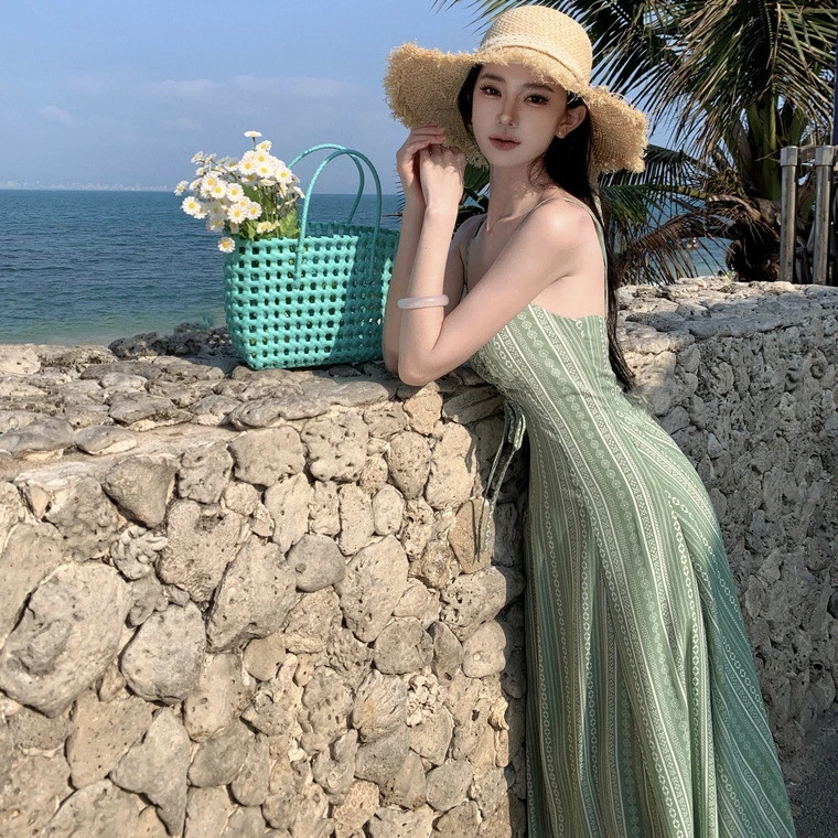拍照连衣裙淡绿色衣服海边度假吊带长裙云南海边露背修身超仙印花