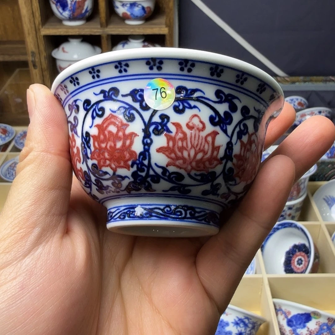 S***。青花釉里红花心压手杯