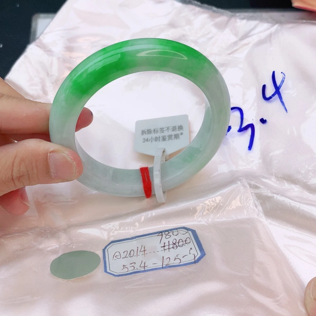 翡翠手镯未镶嵌我