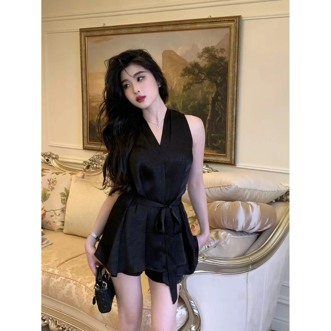 【vivi】凉感缎面设计感法式V领无袖收腰套装6120黑色