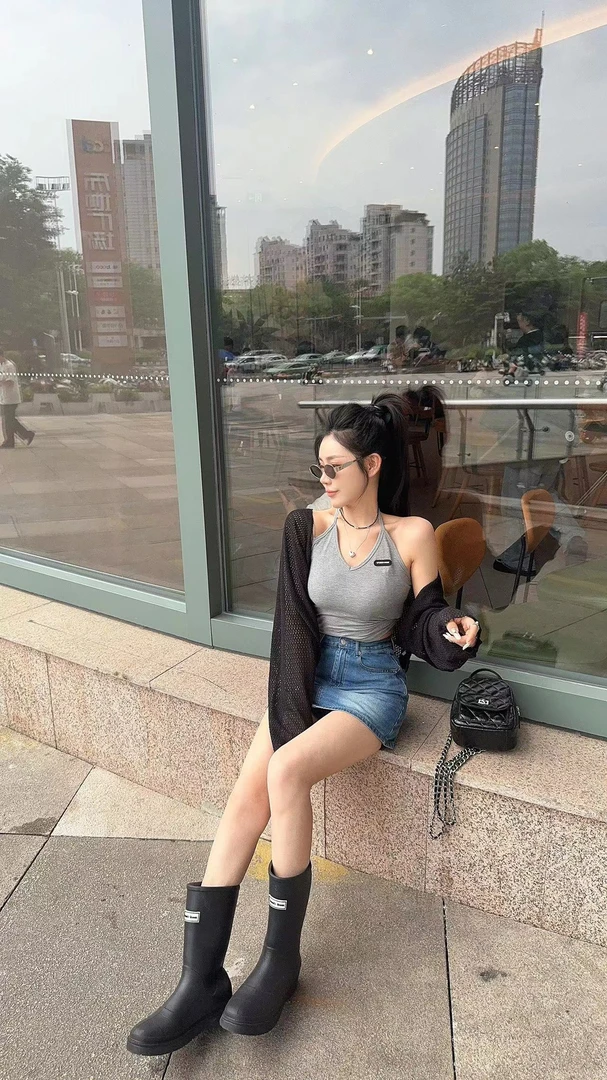 LIN-【辣妹潮报】挂脖灰吊带➕黑网格开衫➕深蓝牛仔裙裤