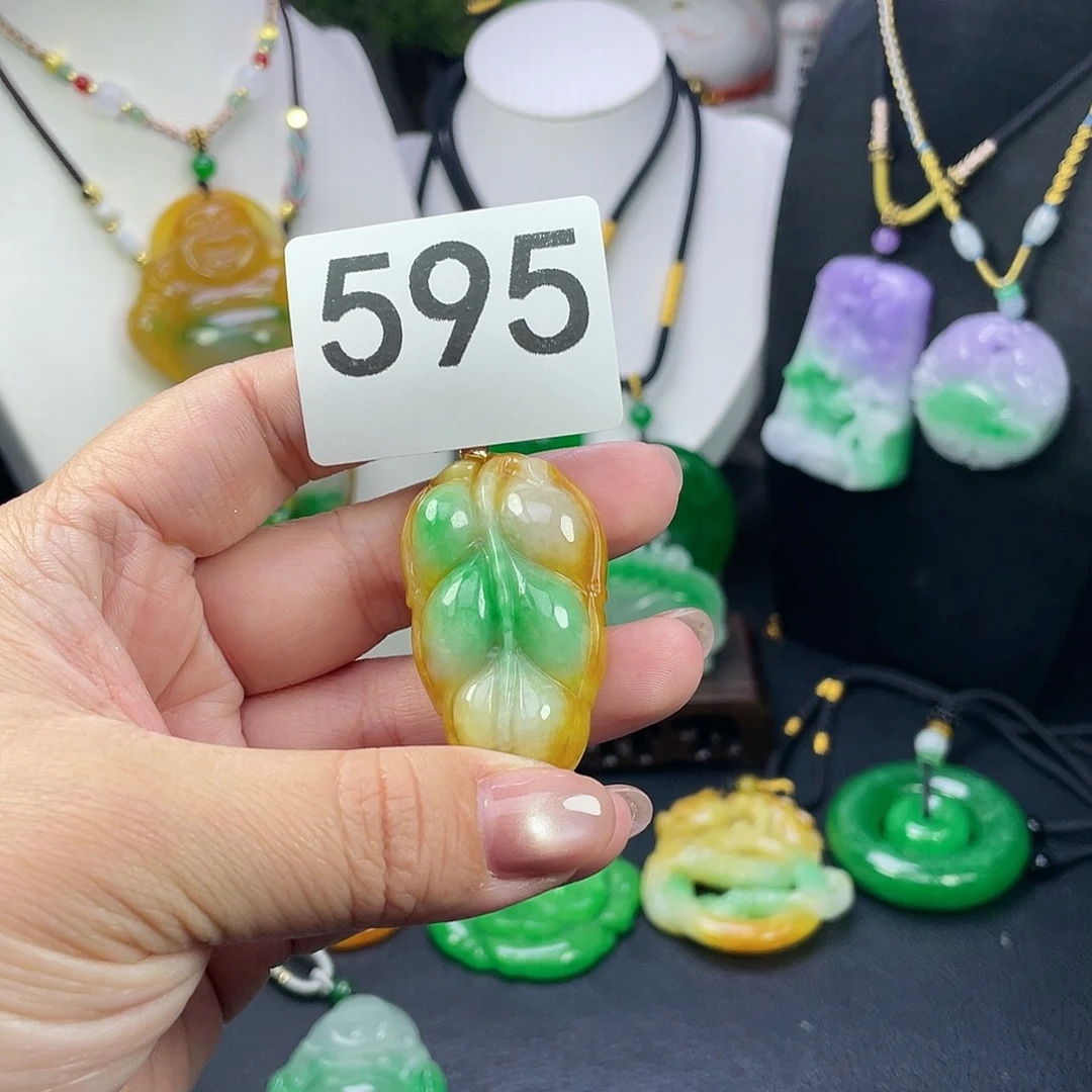 翡翠未镶嵌吊坠(赠链)