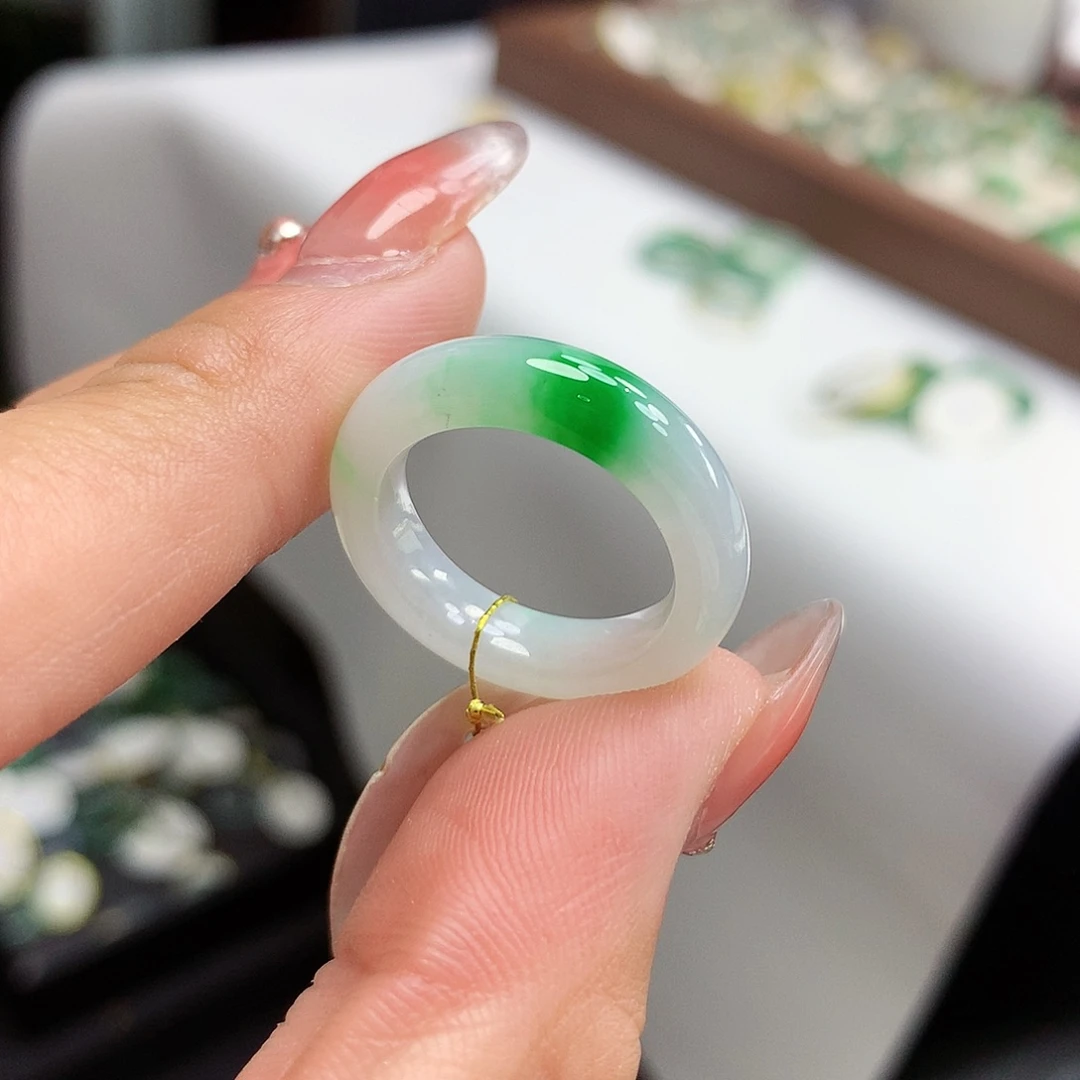 翡翠戒指未镶嵌一***呀13号