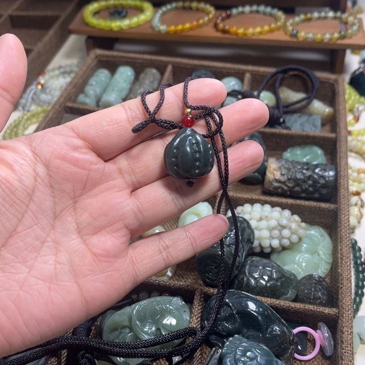 蛇纹石玉未镶嵌颈饰