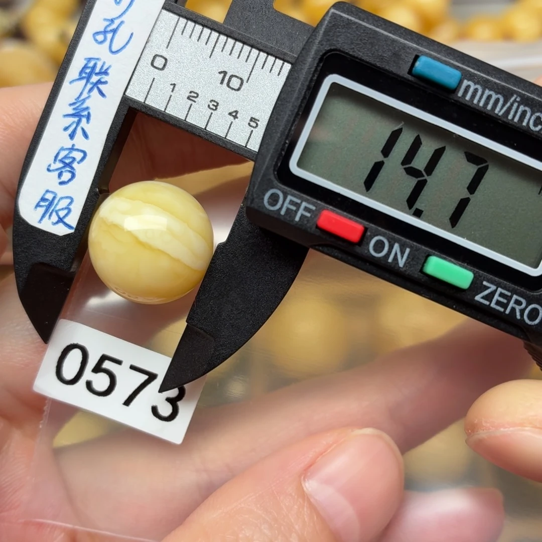 蜜蜡未镶嵌裸石白花虎皮，有点点皮色