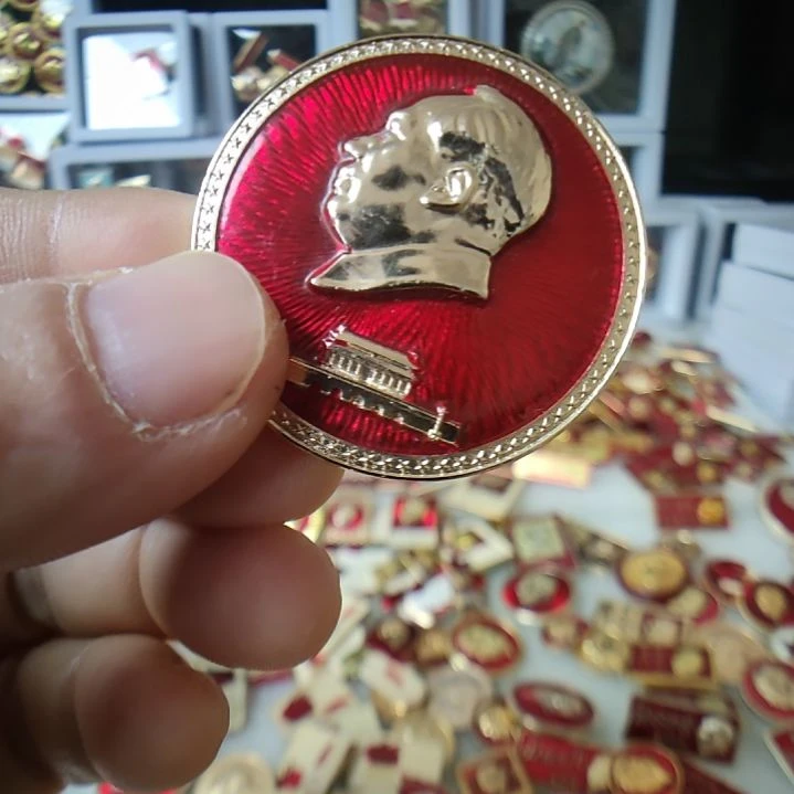 呼***原草原老师爷爷金属像章