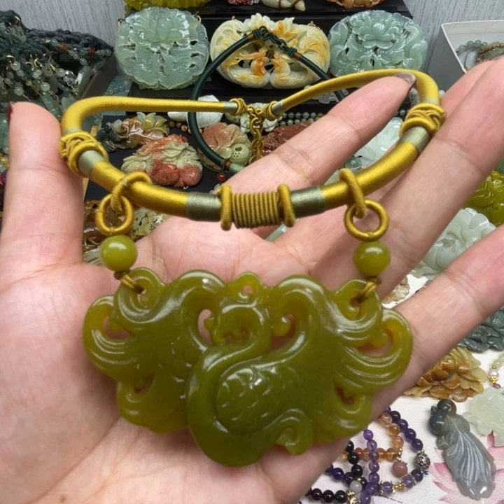 蛇纹石玉未镶嵌颈饰