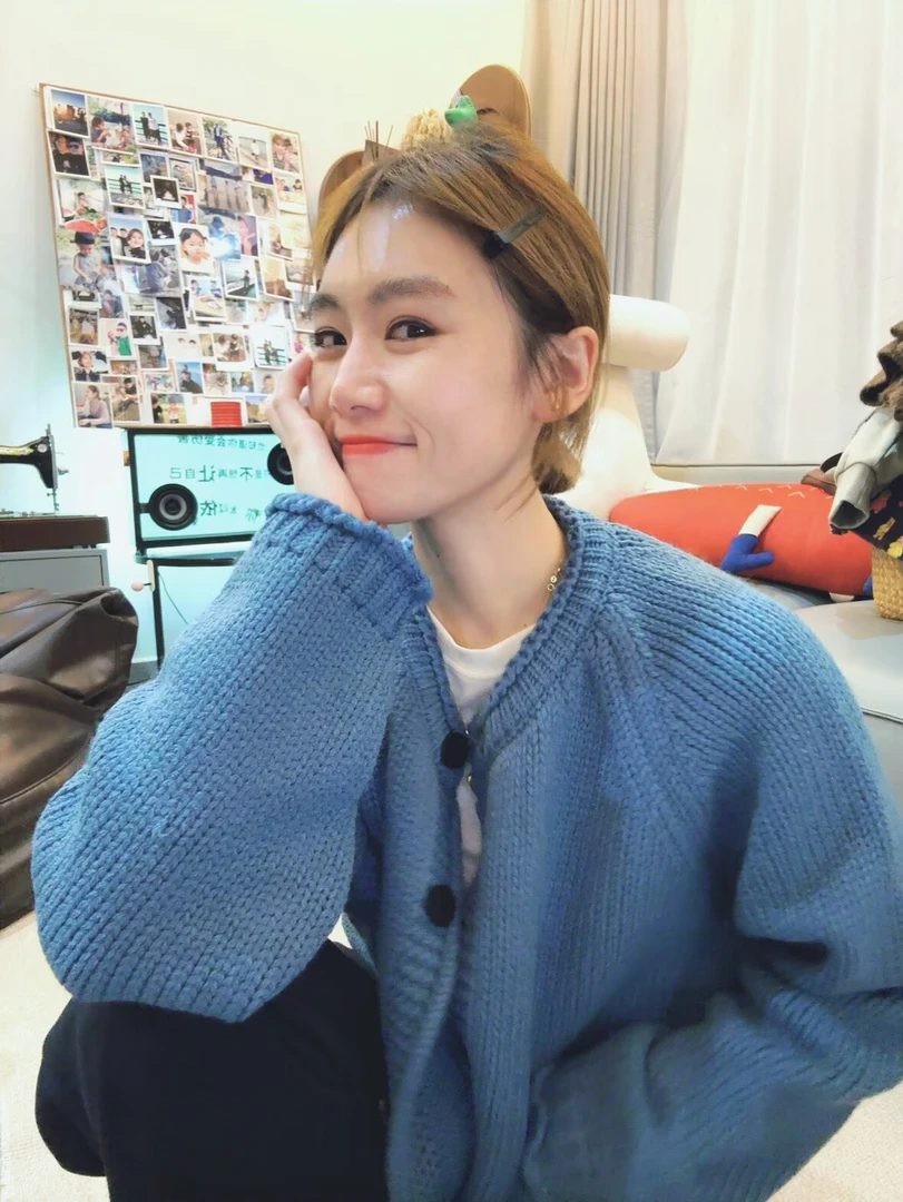 2025新款韩系高级感蓝色圆领针织秋冬百搭外穿韩版复古开衫外套女