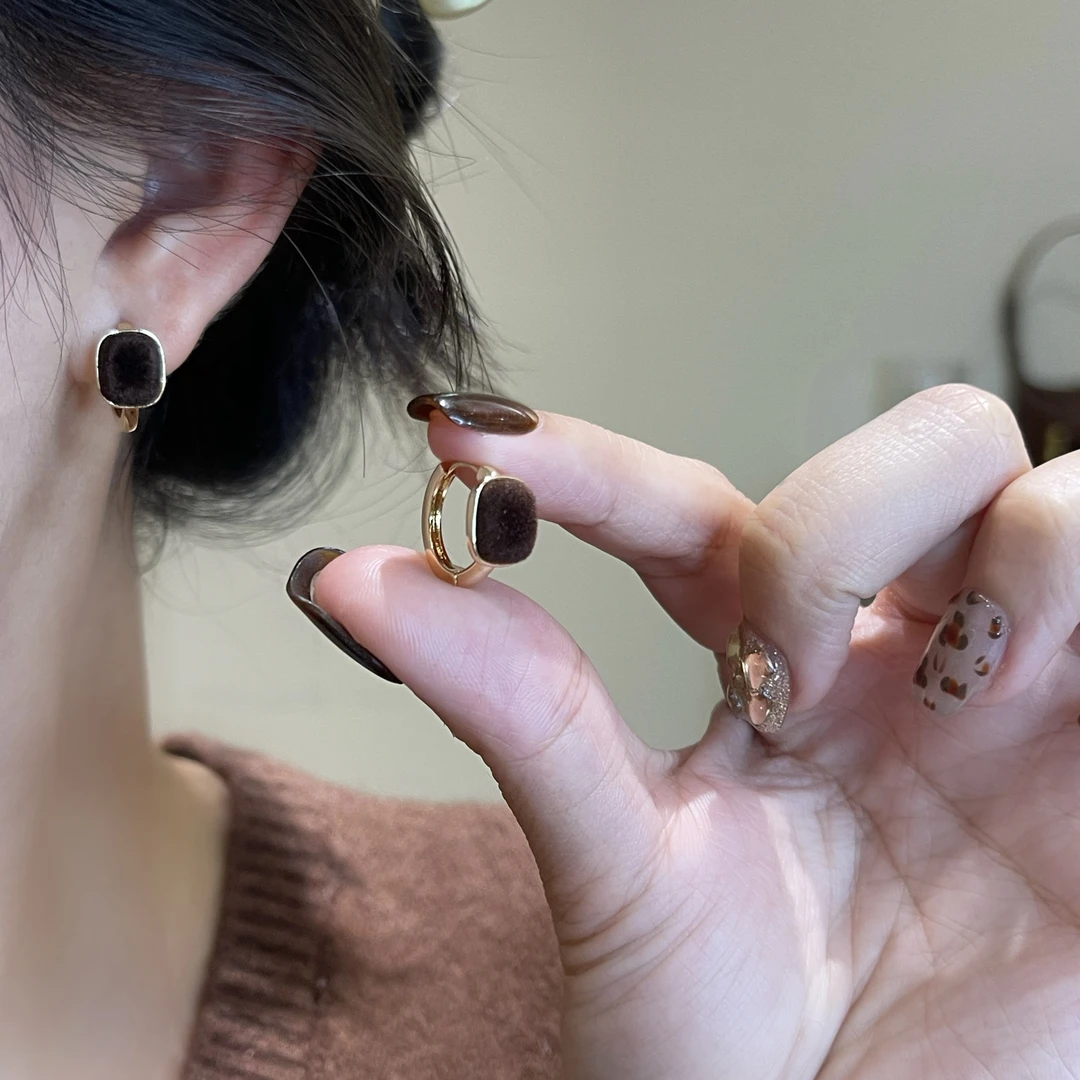 韩芸汐耳饰 【韩芸汐】秋冬丝绒咖色高级感小众设计方形耳扣 A-133