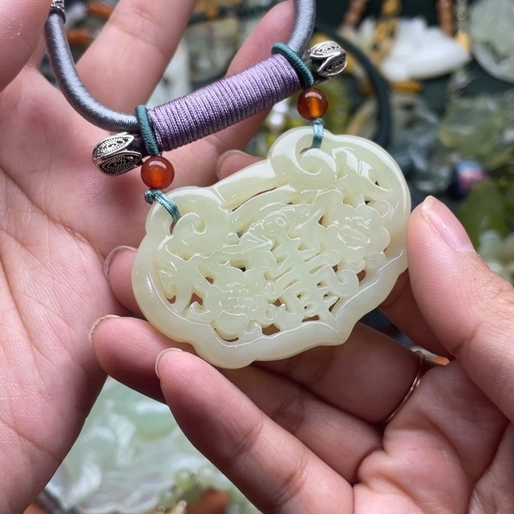 蛇纹石玉吊坠合金