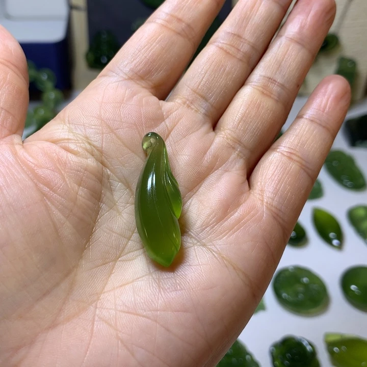 岫玉未镶嵌颈饰吊坠