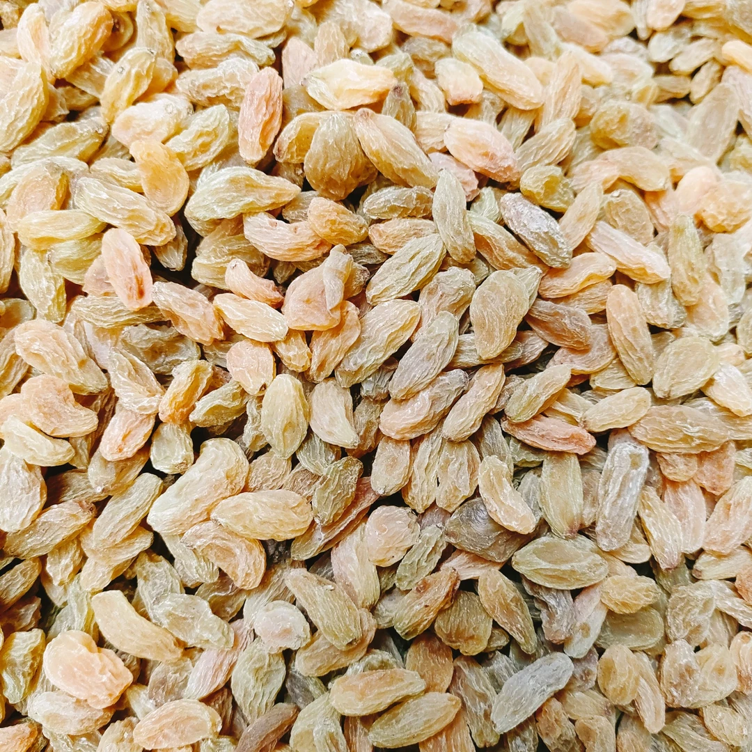 新疆吐鲁番的葡萄干树上黄色大颗粒葡萄20斤一箱批发