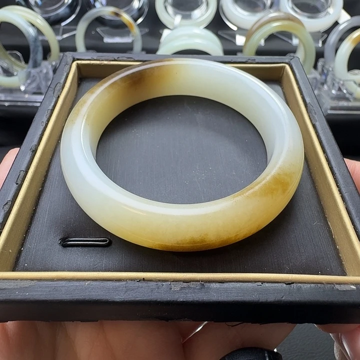 和田玉未镶嵌手镯