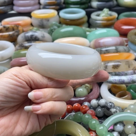 隧***意石英岩玉未镶嵌手镯