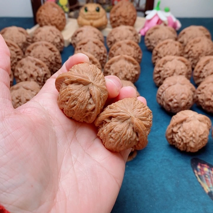 文玩核桃把件白狮子异形