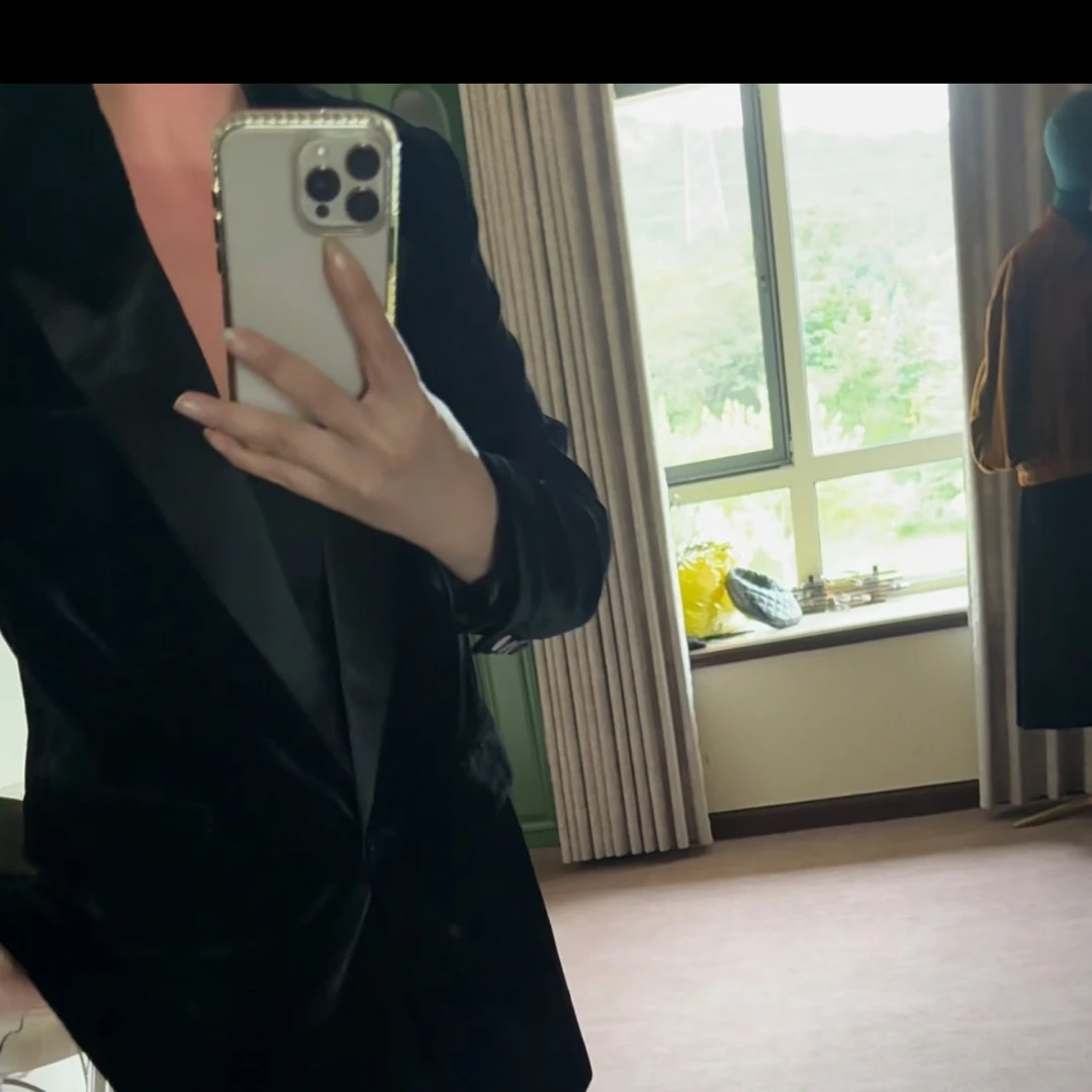 丝绒黑色西装外套高端时尚气质百搭适合秋冬季节