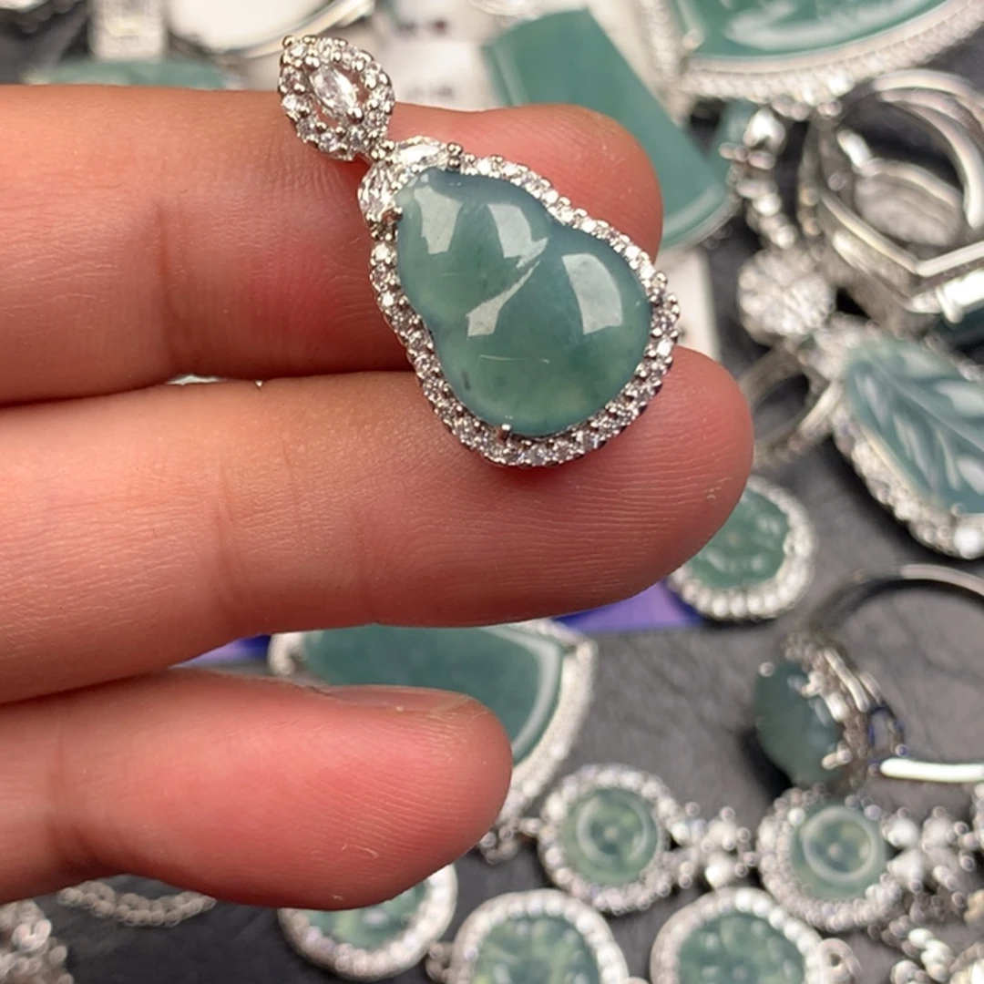 翡翠未镶嵌颈饰葫芦