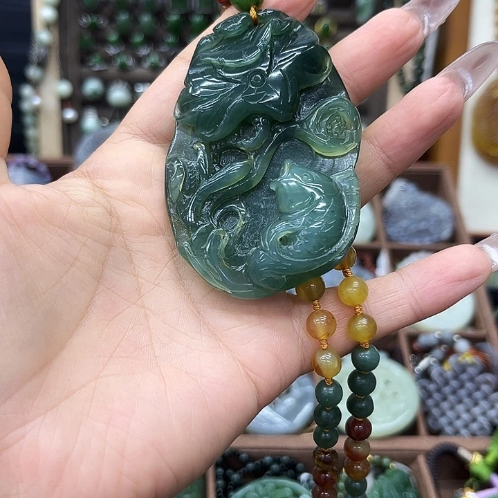 蛇纹石玉未镶嵌颈饰