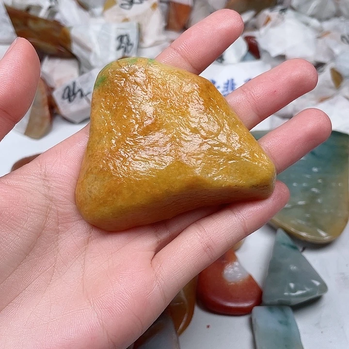 辽***饰翡翠未镶嵌颈饰翡翠