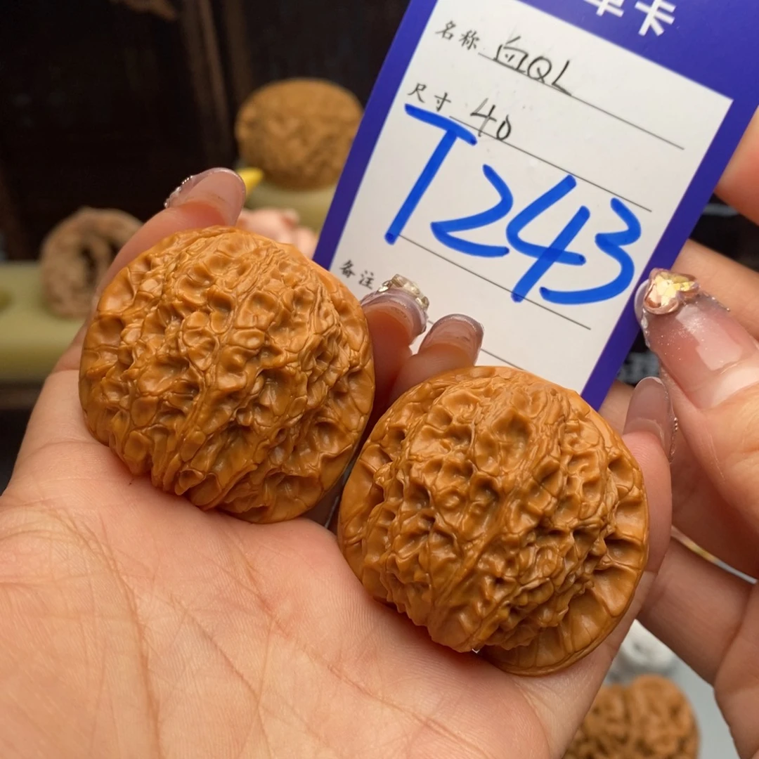 文玩核桃吊坠血麒麟