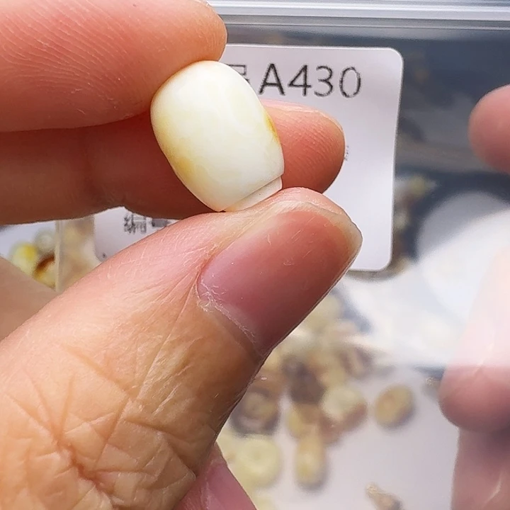 琥珀未镶嵌裸石琥珀