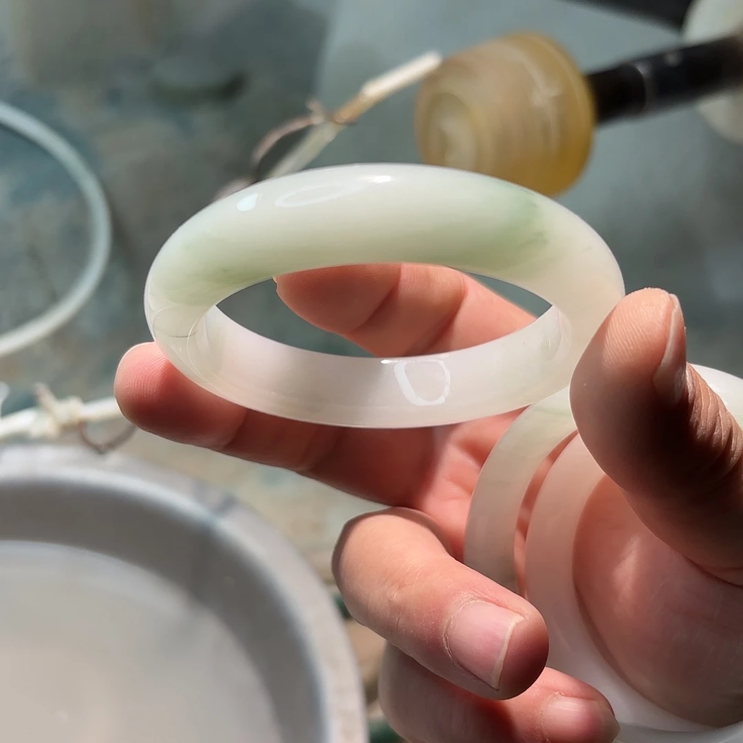 半***生石英质玉未镶嵌手镯