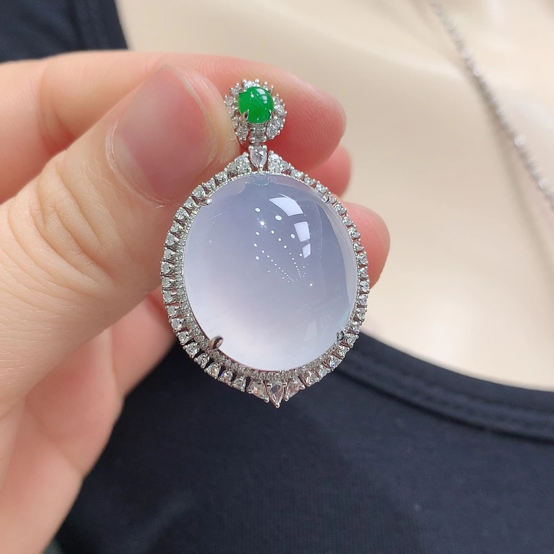 翡翠18K金镶嵌颈饰蛋面