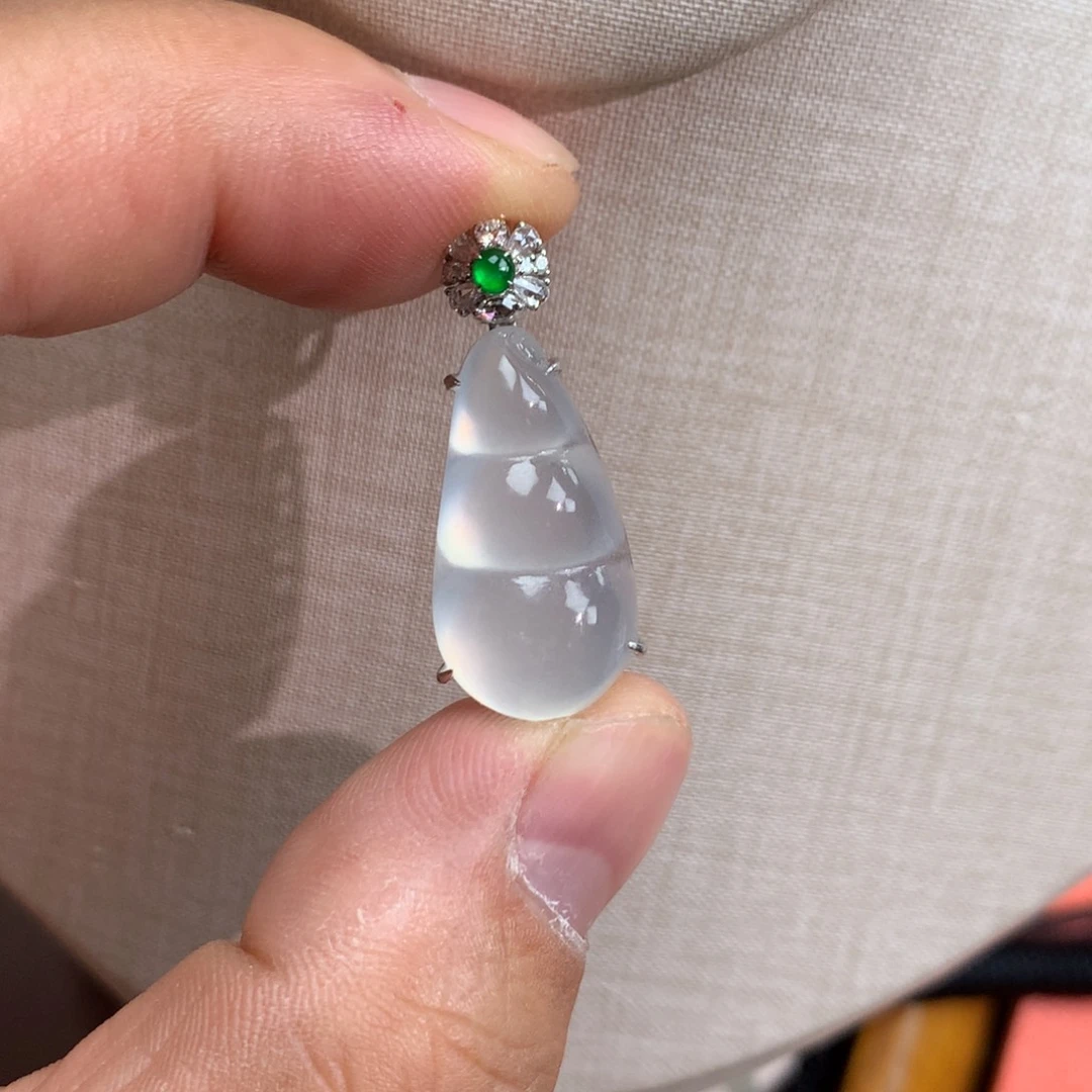 翡翠18K金镶嵌颈饰平安扣