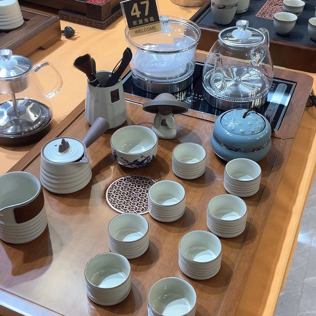 茶盘里也装的很多茶呢