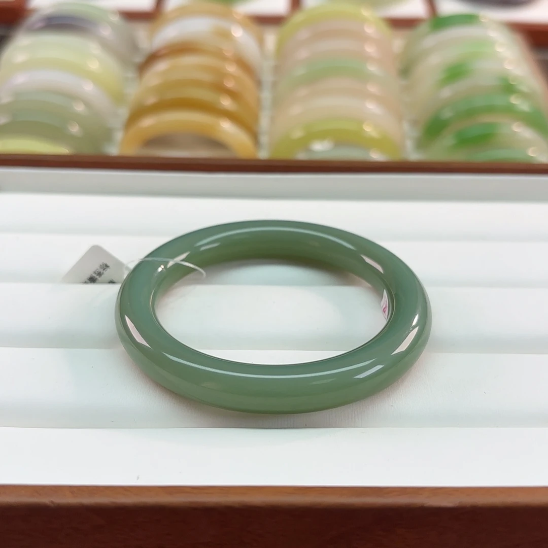 和田玉未镶嵌手镯【粉青起猫 过眼无结构】