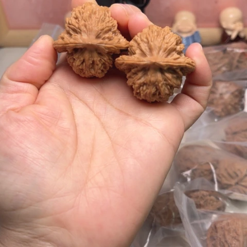 文玩核桃吊坠盘龙虎头