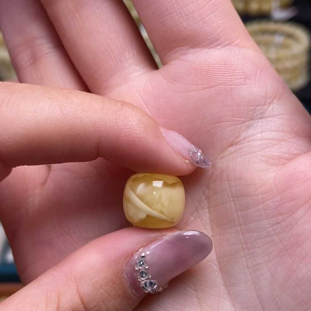 蜜蜡未镶嵌珠宝奇石12.4*10.8mm