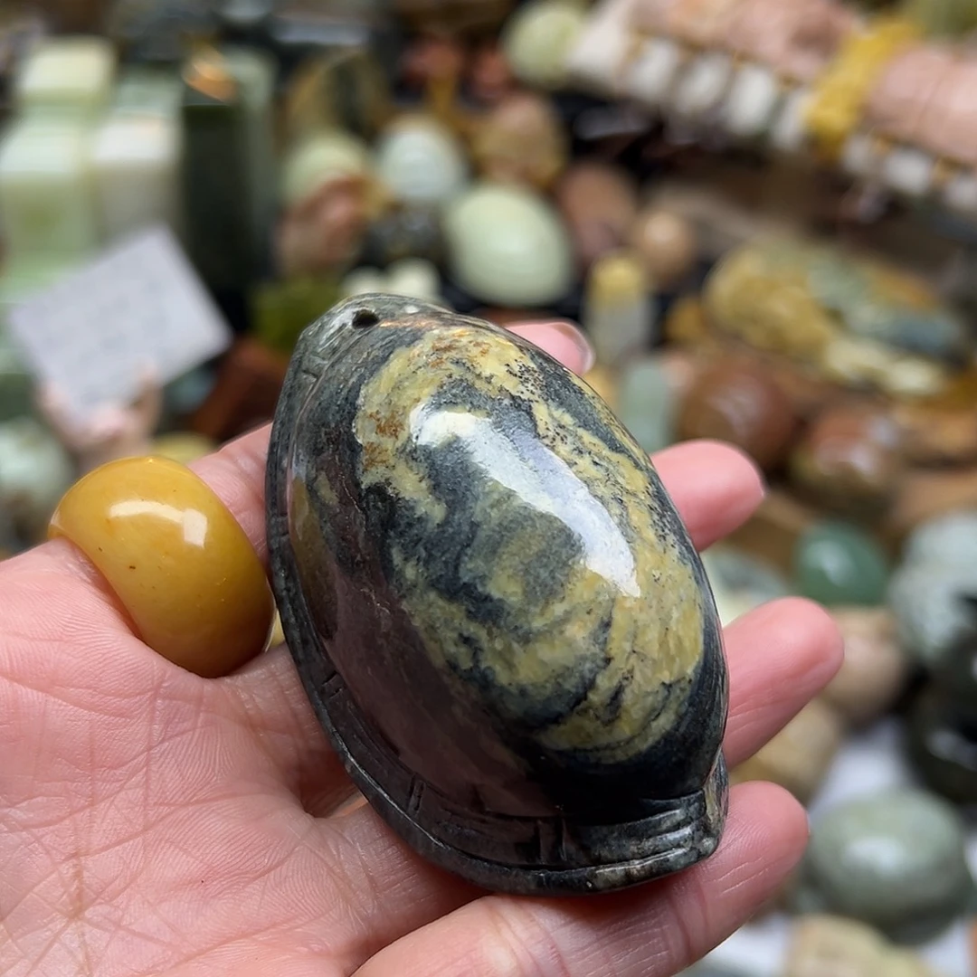 岫岩河磨玉（透闪石质玉）未镶嵌颈饰河磨玉富甲手玩有纹